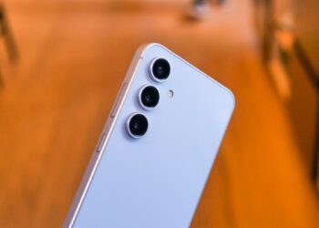 Samsung Galaxy S24 FE hands-on review.